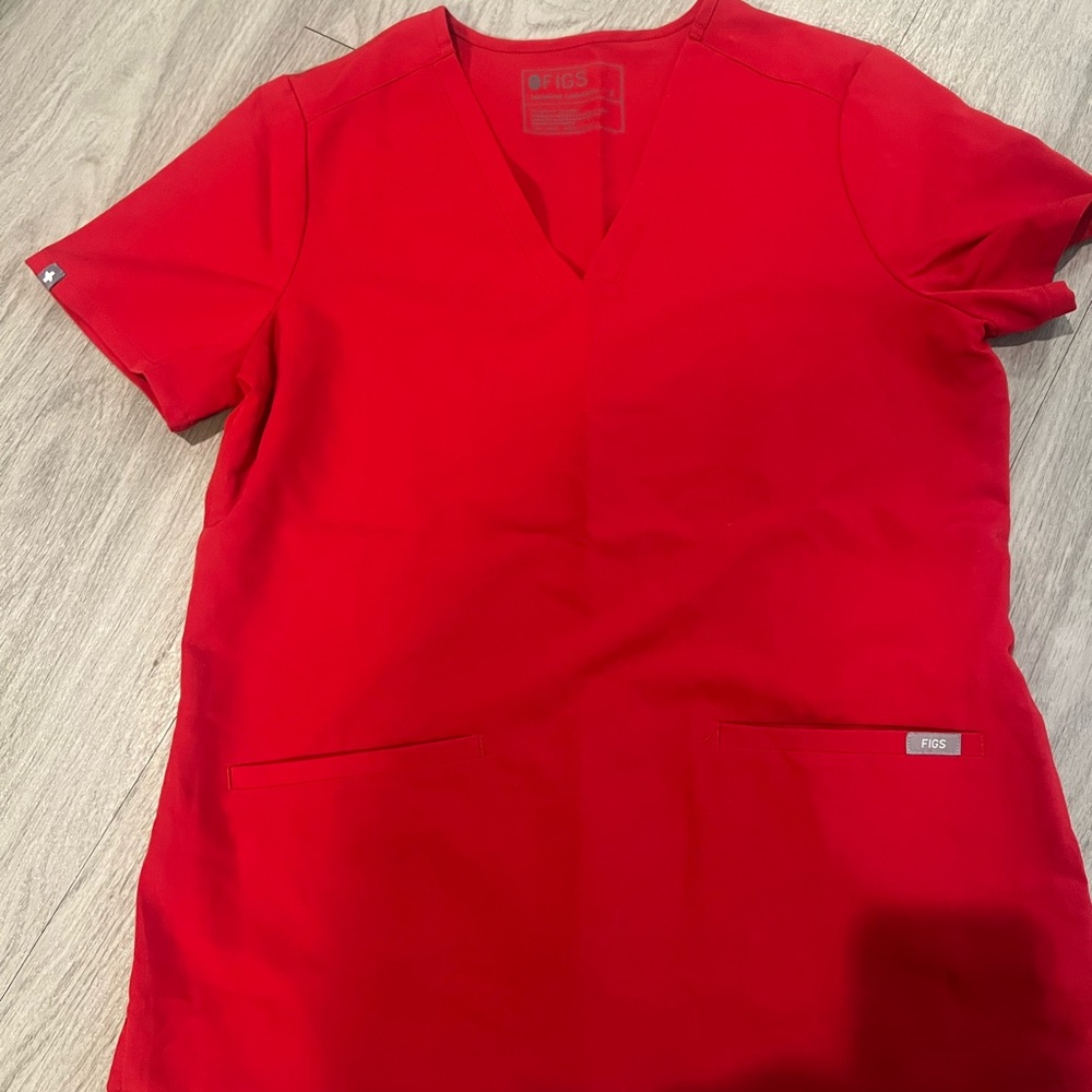 Figs women’s red 3 pocket casma top